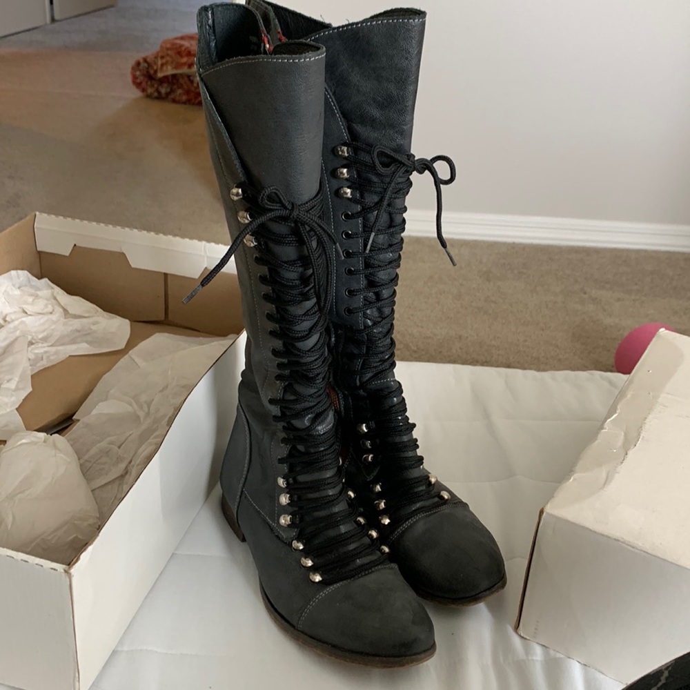 Rare Early 2000s Steve Madden Below the Knee Boot